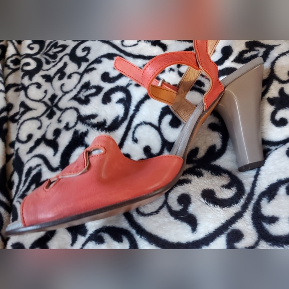 Remix Garnet Two Toned Heels size 9.5 Never worn - Picture 5 of 9